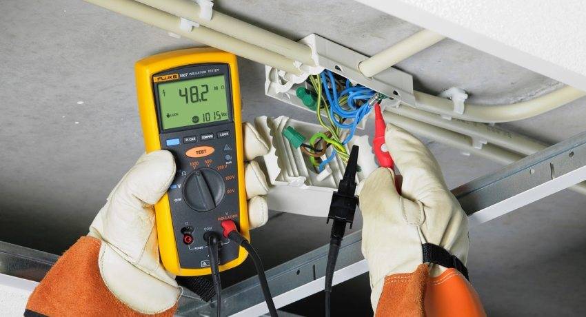 Verwenden Sie ein Multimeter, um die Masse zu testen