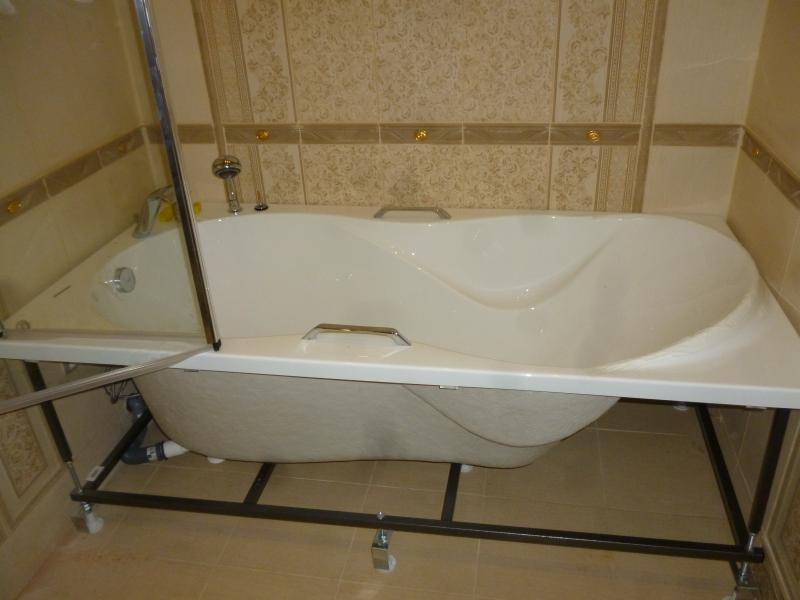 Badezimmerrahmen - Herstellungsanleitung, optimale Designs und Vorbereitung für nicht standardmäßige Badewannenmodelle (105 Fotos)