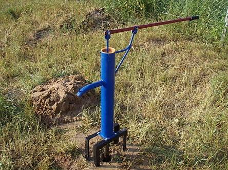 Hausgemachte Pumpe zum Pumpen von Wasser: Analyse von 3 Optionen, die Sie selbst durchführen können