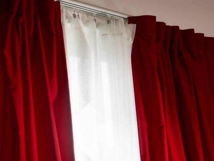 Wie man Fenster mit Tüll ohne Gesims aufhängt
