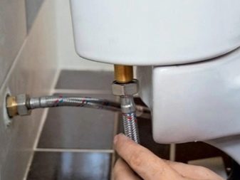 Toiletflyder: enhed, justeringsregler og udskiftningseksempel