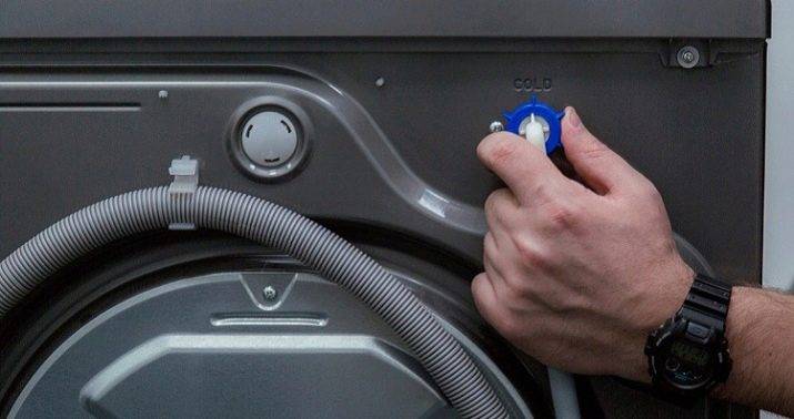 So schließen Sie die Waschmaschine selbstständig an die Wasserversorgung, Kanalisation und Strom an