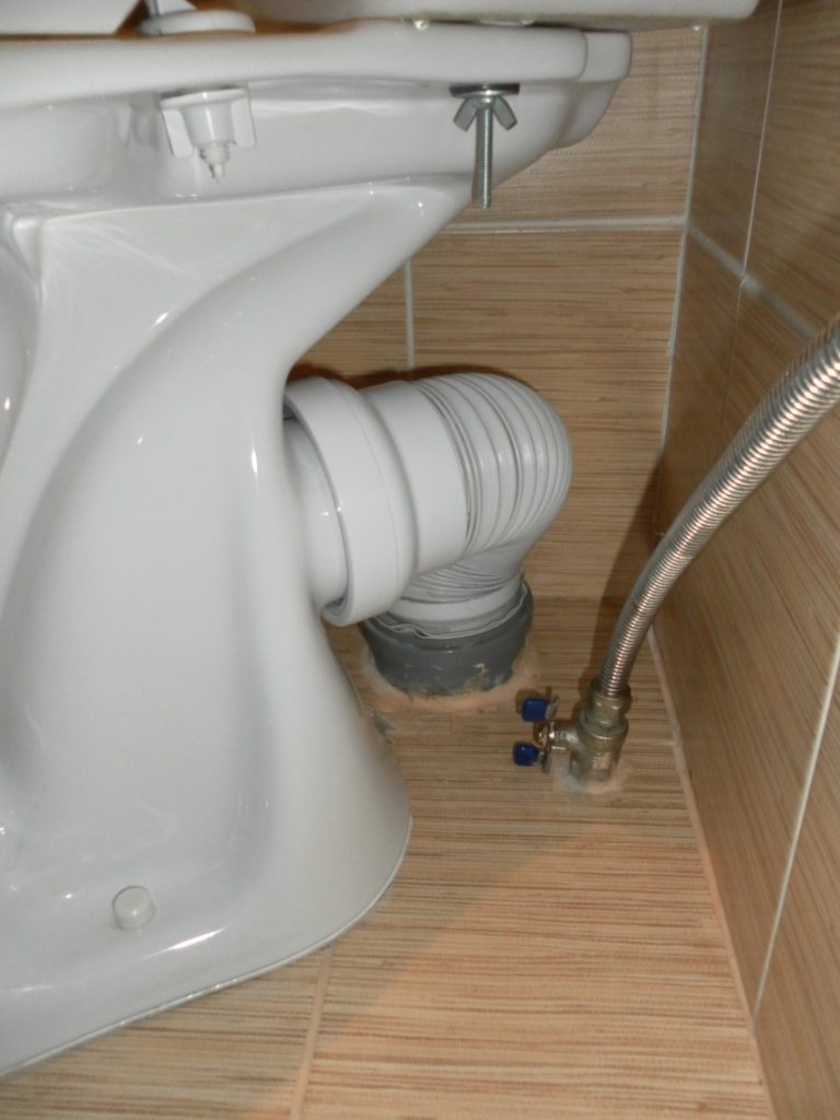 So schließen Sie die Toilette unabhängig an den Abwasserkanal an