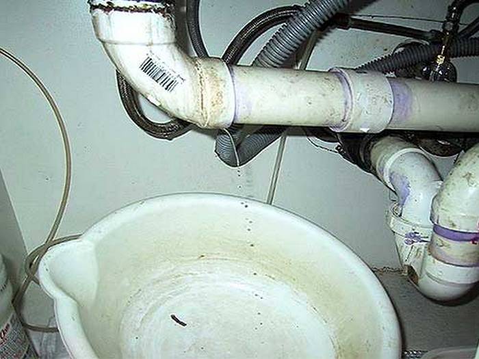 Die Toilette riecht nach Abwasser: Was tun und warum riecht es?