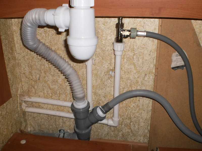 Anschließen der Waschmaschine an die Wasserversorgung und Kanalisation: nützliche Tipps