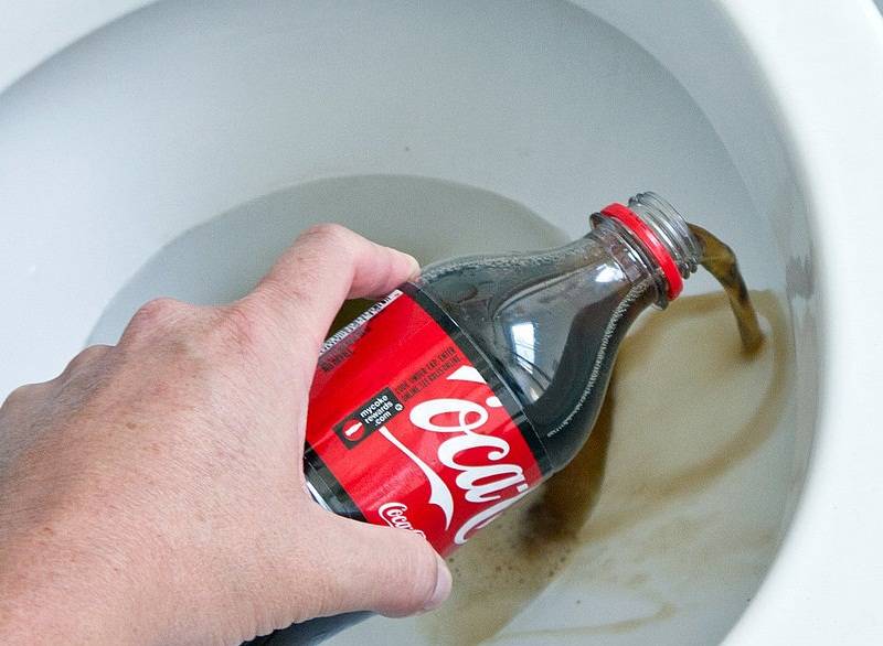 Hvad sker der, hvis du hælder Coca Cola ud i toilettet?