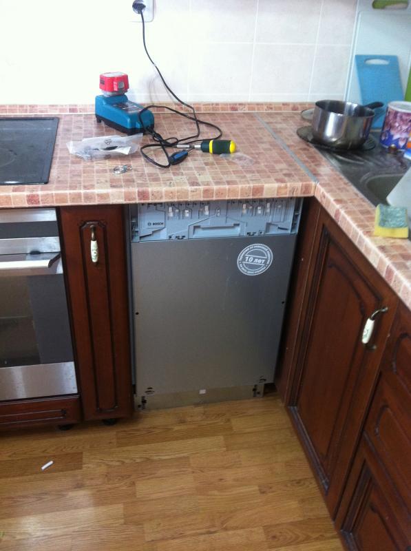 Sådan installeres en integreret opvaskemaskine i et klarkøkken