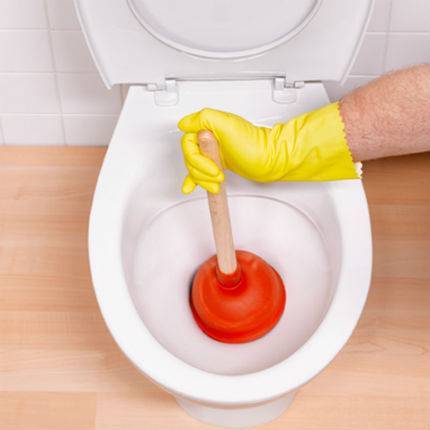 Was tun, wenn die Toilette verstopft ist: wirksame Möglichkeiten, um Verstopfungen in der Toilette zu beseitigen