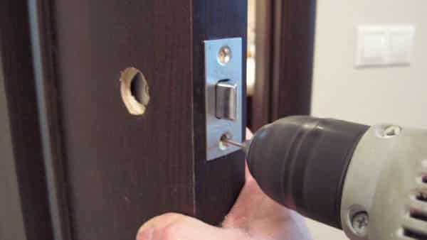 Wie installiere ich Riegelgriffe in einer Wohnung an Innentüren?