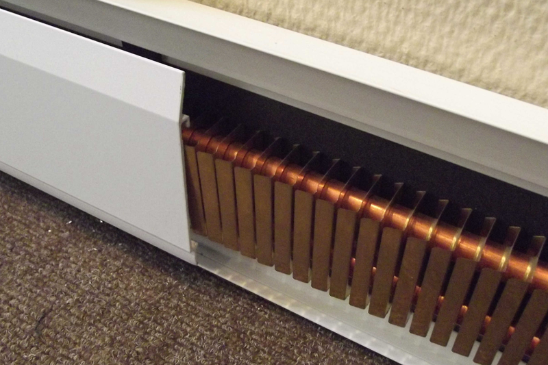 Baseboard opvarmning: funktioner ved installation af en vand og elektrisk varm baseboard