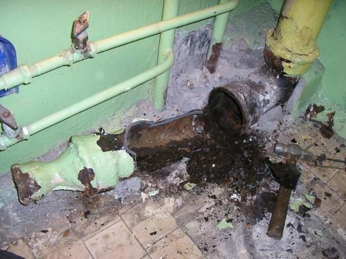 Ersetzen eines gusseisernen Abwasserkanals durch einen Kunststoffkanal