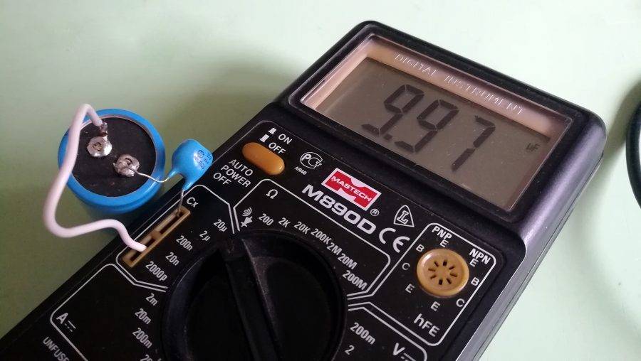 So prüfen Sie den Kondensator mit einem Multimeter und ohne Gerät auf Leistung
