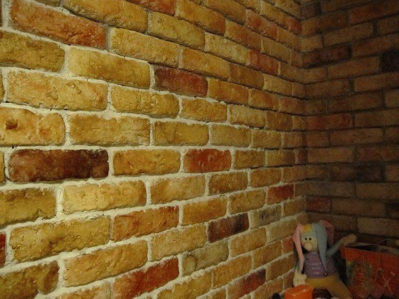 Ziegelputzwand zum Selbermachen: Nachahmung des Maurerhandwerks, Herstellung von Ziegeln aus Gipsmischung