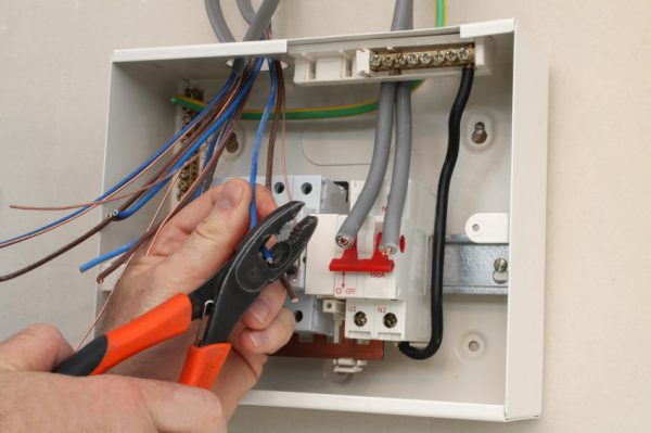 Lægning af elektriske ledninger i en lejlighed: en oversigt over hovedordningerne og proceduren for udførelse af arbejde