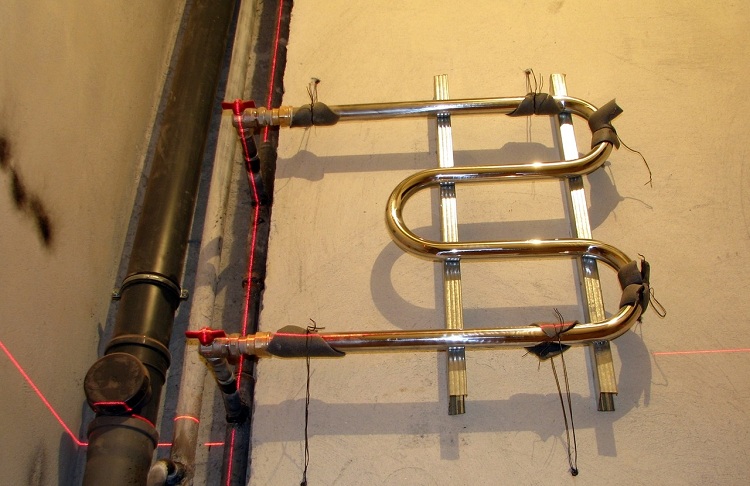 Installieren Sie mit Ihren eigenen Händen einen elektrisch beheizten Handtuchhalter im Badezimmer