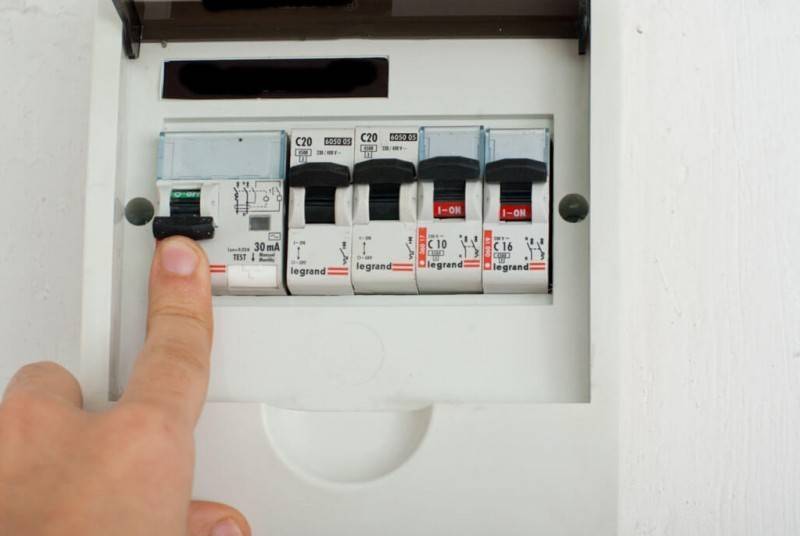 Tilslutningsdiagrammer for en magnetisk starter til 220 V og 380 V + egenskaber ved selvforbindelse