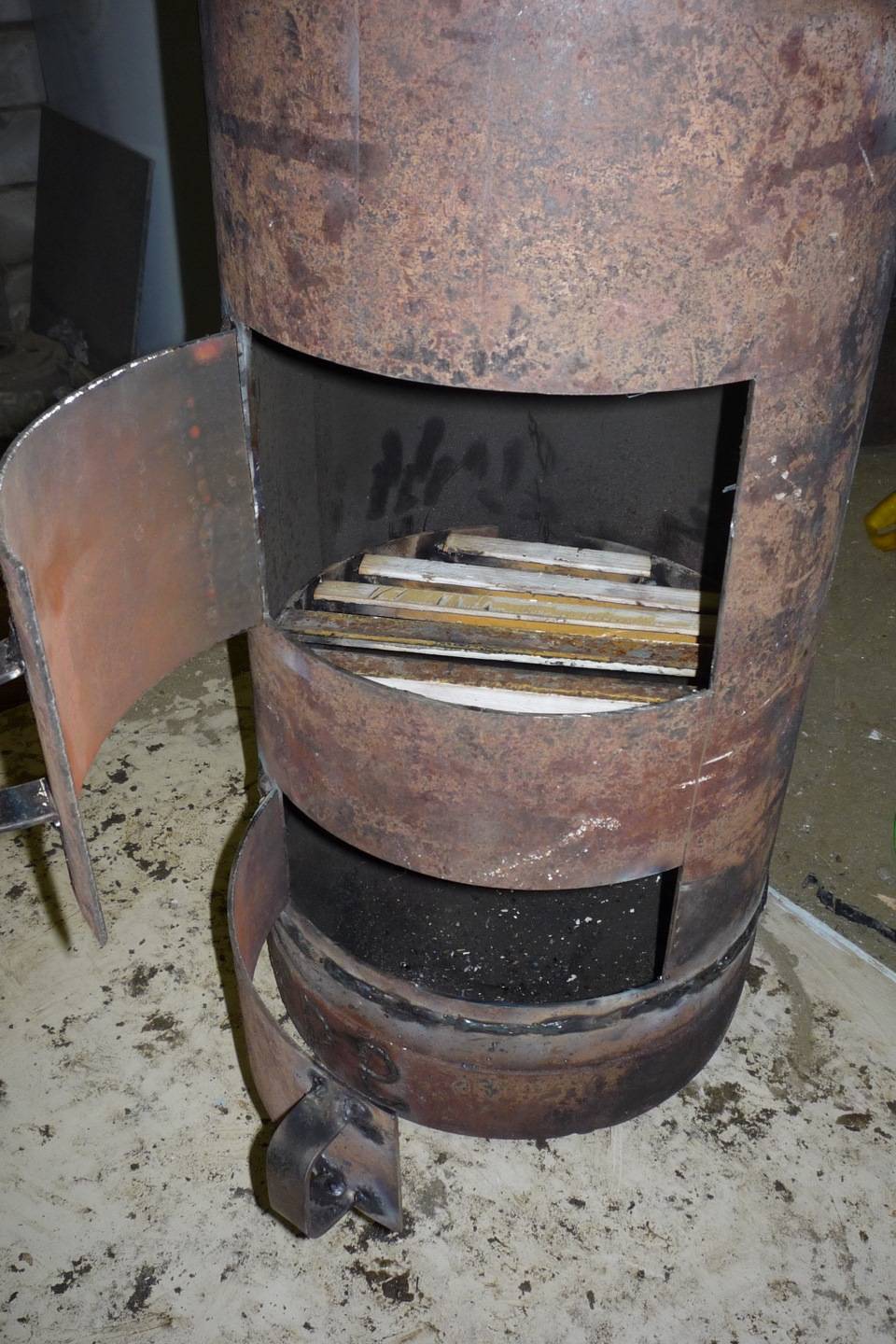 Wie man aus einer Gasflasche einen Pyrolyse-Bauchbauchofen macht - 2 beste Möglichkeiten