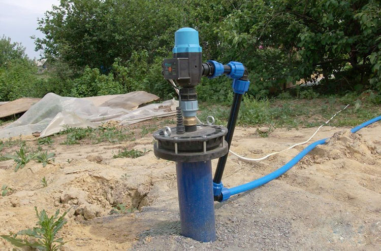 Was ist besser - ein Brunnen oder ein Brunnen? Übersicht über 4 Quellen der Wasserversorgung und ihre Eigenschaften