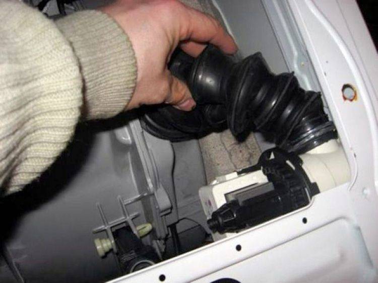 Wie und wie man eine Waschmaschine reinigt: die besten Wege