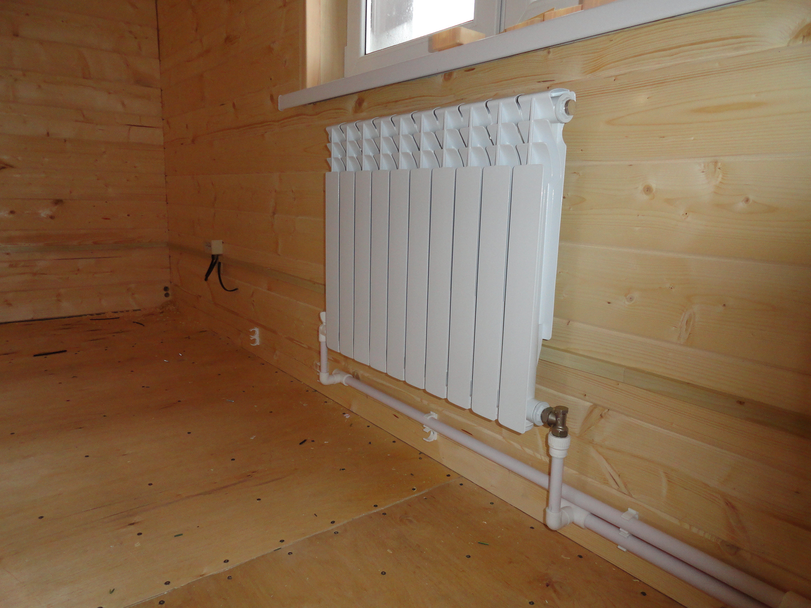 Das Gerät der Warmwasserbereitung in einem Landhaus