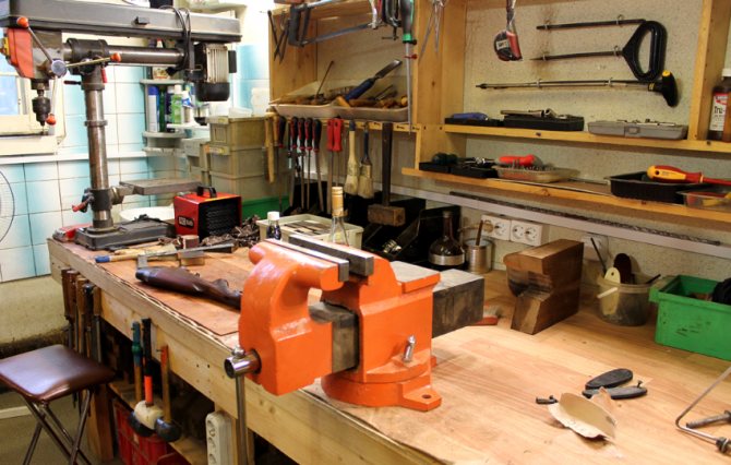 DIY Werkbank in der Garage: Aufbauanleitung zu Hause
