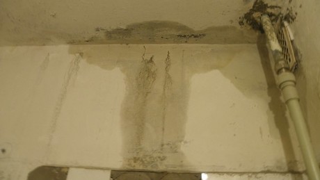 Wie kann man selbst Wasser von der Spanndecke entfernen, wenn die Nachbarn überflutet sind?