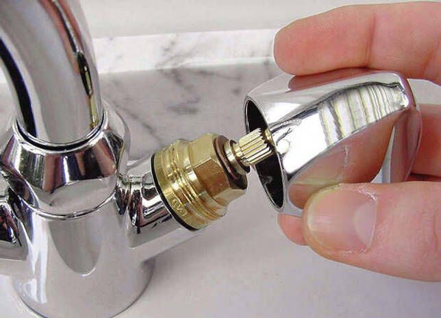 Was tun, wenn kaltes Wasser aus einem Einhebelmischer austritt?