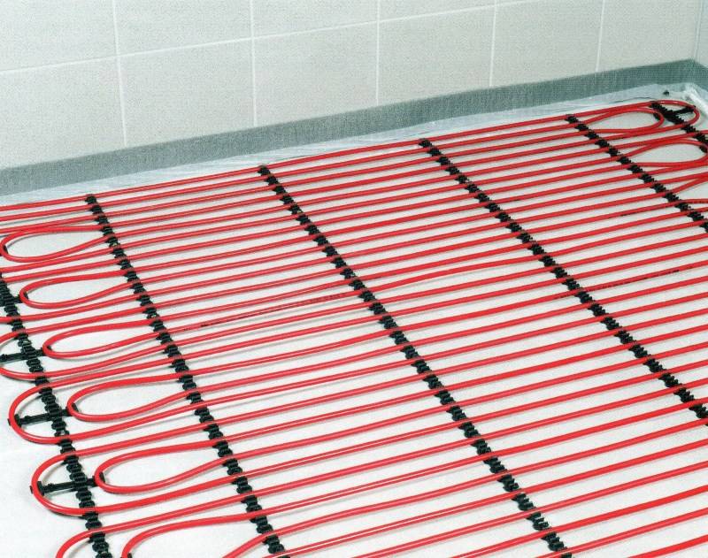 Welche Fußbodenheizung wählen: Wasser und Strom im Vergleich