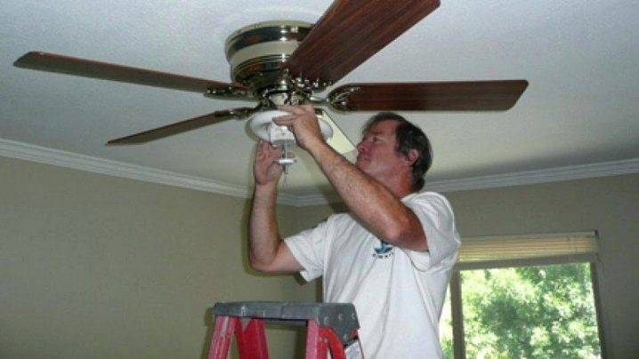 Falscher Deckenventilator: Merkmale der Auswahl und Feinheiten der Selbstinstallation