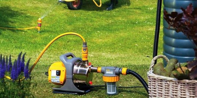 Schema der Wasserversorgung mit einem Vorratsbehälter. Wir wählen eine Fasspumpe für die Bewässerung des Gartens und des Gemüsegartens aus Vorratstanks