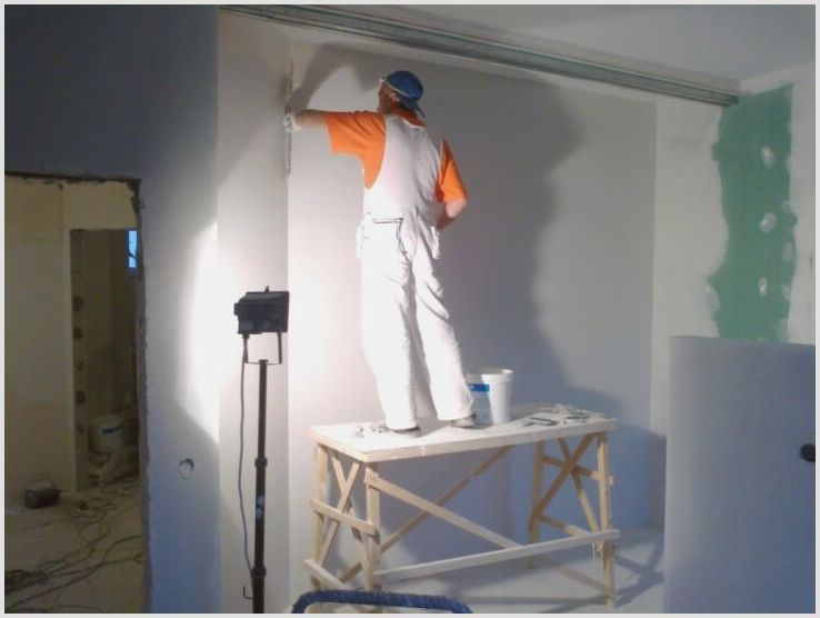 En enkel måde at foretage hurtige reparationer i en lejlighed med ujævne vægge på