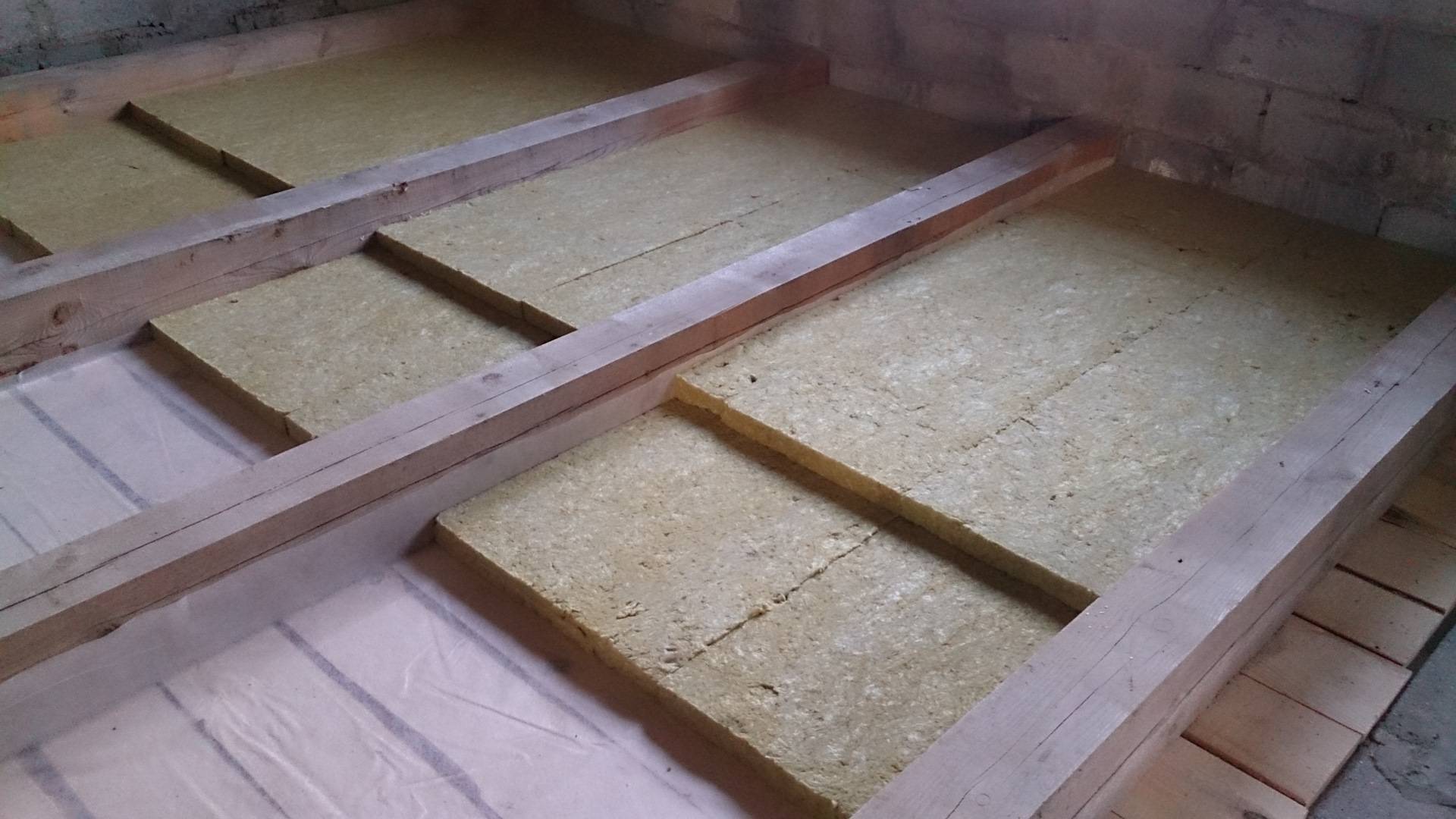 Isolierung eines Holzbodens mit expandiertem Polystyrol, Mineralwolle (Schema, Methoden)
