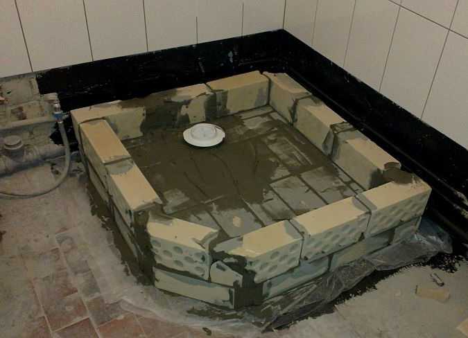 Hvordan man bygger et gulvafløb i badeværelset: Vi bygger et brusebad uden en bakke