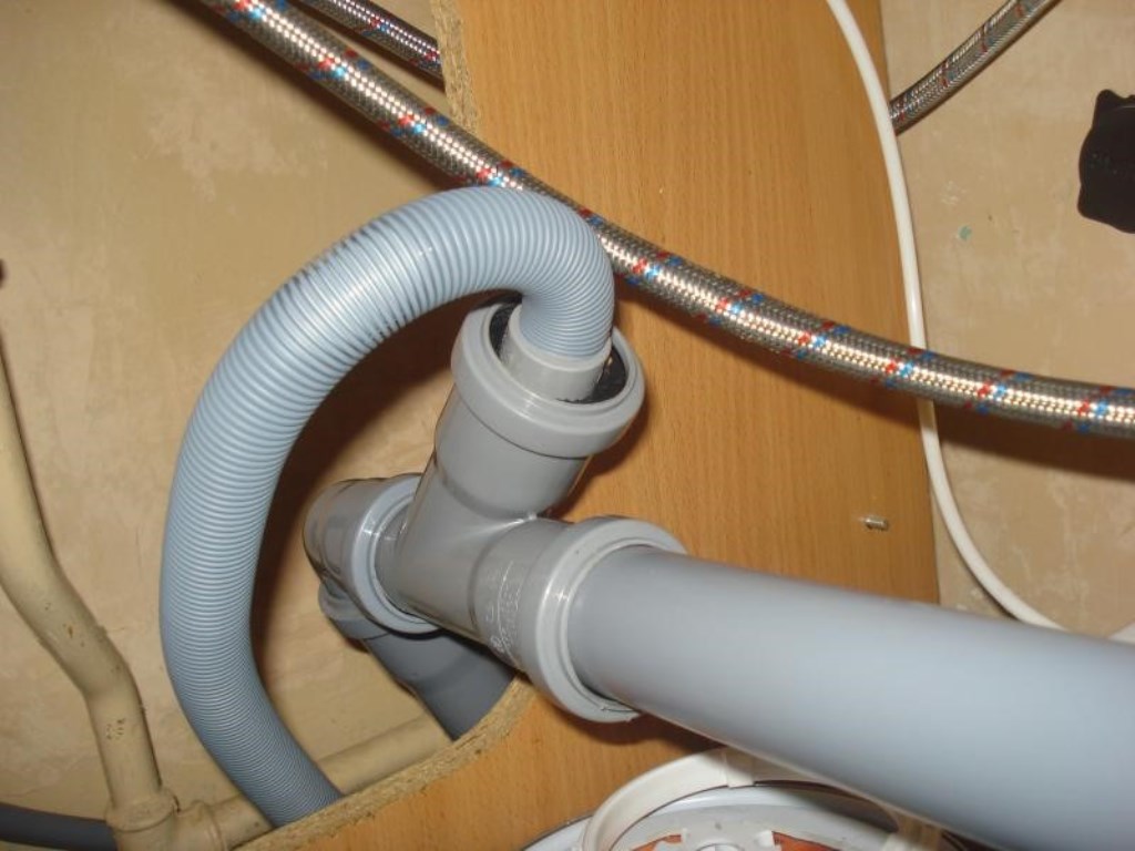 [Anleitung] Selbsteinbau und Anschluss der Spülmaschine: an Wasserversorgung, Kanalisation und Strom | Foto & Video