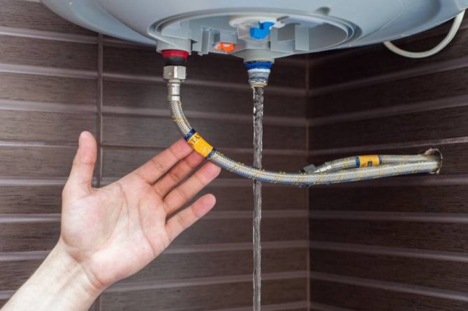 So lassen Sie das Wasser schnell und vollständig aus dem Boiler ab und schalten heißes Wasser ein