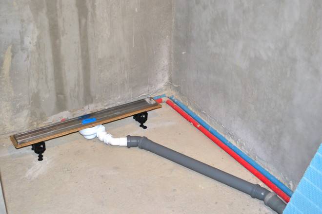 Wie man einen Duschablauf im Boden macht: Materialien, Werkzeuge und Installation