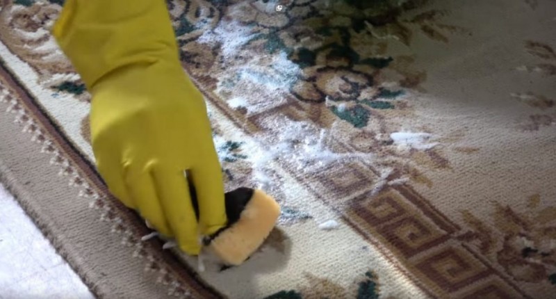Sådan rengør du dit tæppe på kortest tid