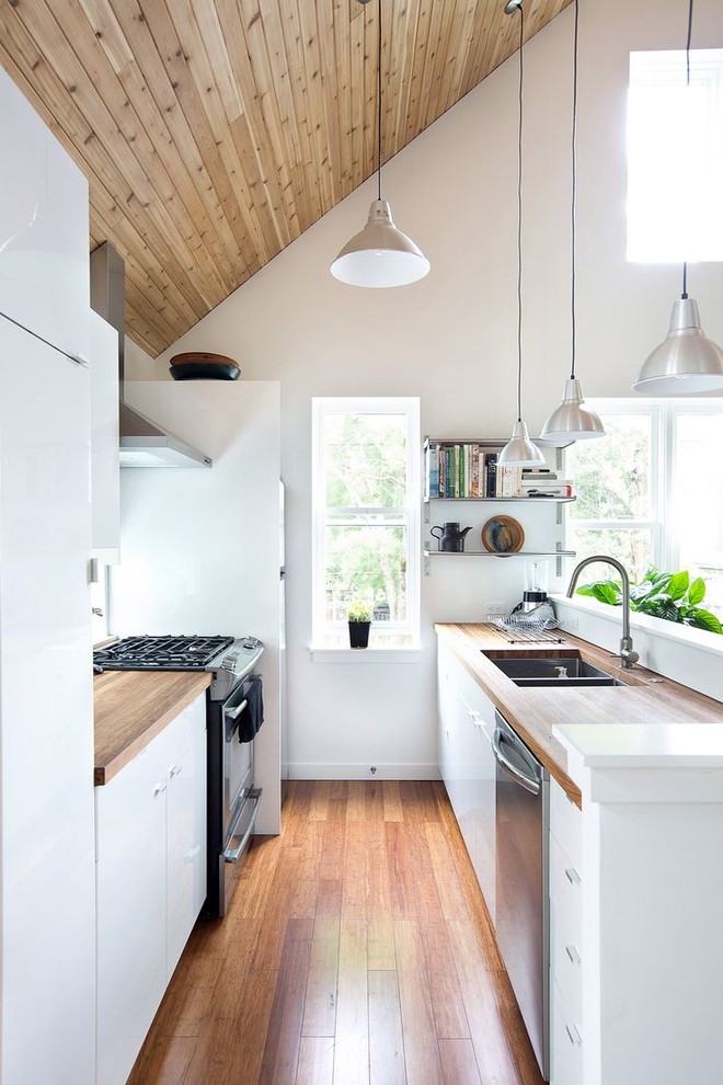 Hvordan man effektivt bruger smalle mellemrum mellem møbler i køkkenet eller badeværelset