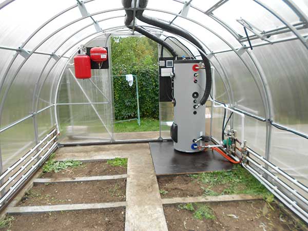 Warme Betten im Gewächshaus mit eigenen Händen