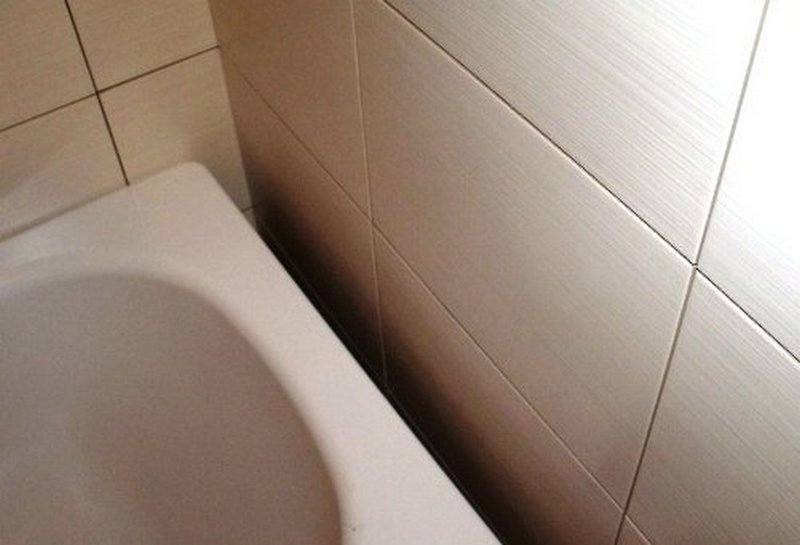 Wie und womit kann die Lücke zwischen Bad und Wand geschlossen werden, Möglichkeiten zum Schließen der Fuge
