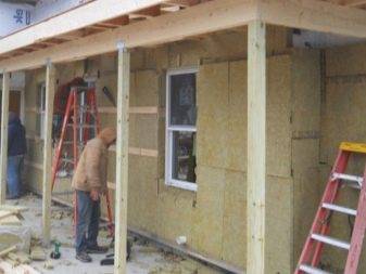 So verkleiden Sie ein Holzhaus von außen: die besten Materialien und ihre Installationstechnologien
