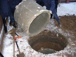 Wie eine Senkgrube in einem Privathaus gebaut wird: eine Übersicht über Strukturen + Regeln für ihre Anordnung