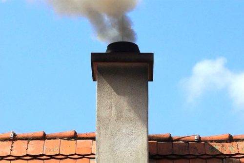 Schornsteinreiniger: So reinigen Sie den Schornstein am besten von Ruß