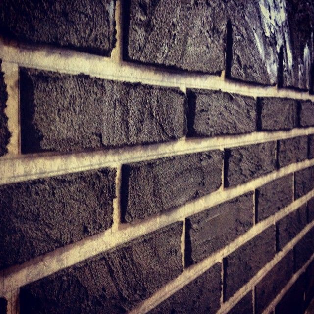 Wie man aus Kitt mit eigenen Händen eine Mauer baut, die Hauptphasen und Schwierigkeiten