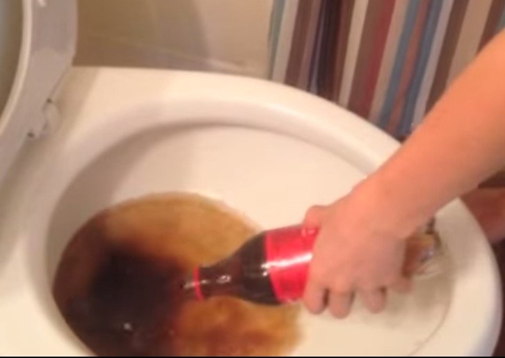 Wie man eine Toilette mit Coca Cola reinigt