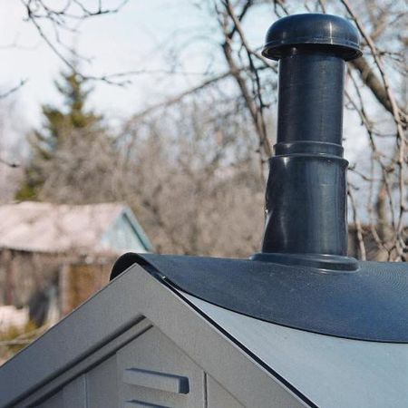 Hvad skal lufthastigheden være i ventilationskanalen ifølge tekniske standarder