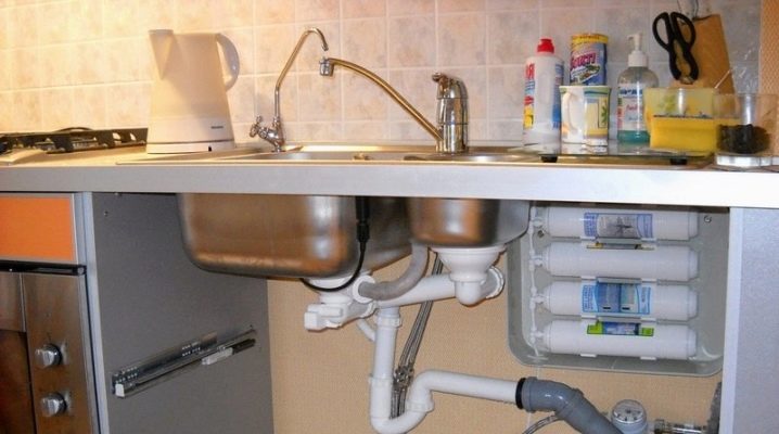 Installation eines Wasserfilters: So wechseln und installieren Sie ein Produkt zur Wasserreinigung in einer Wohnung, Installationsverfahren, So installieren Sie ein Gerät