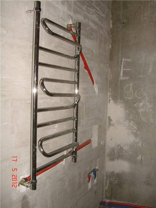 Installation eines beheizten Handtuchhalters im Badezimmer: Do-it-yourself-Installation im Badezimmer, Video