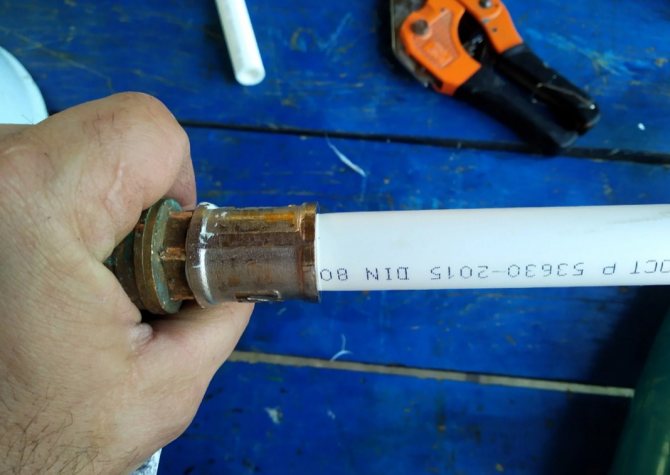 Eine einfache Möglichkeit, ein Metallrohr einzufädeln – cooler Lifehack