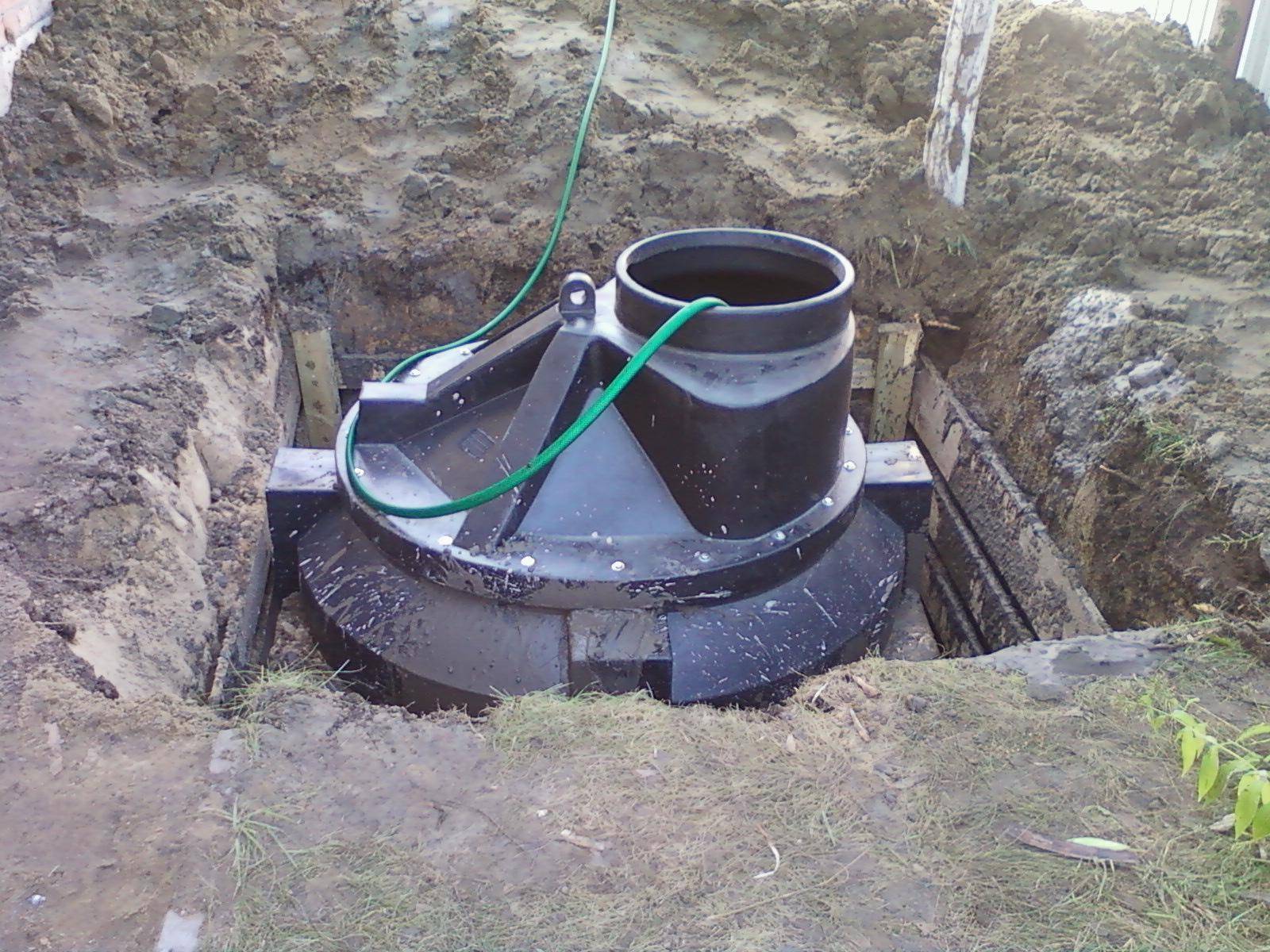 Wie man einen Abwasserkanal baut, wenn das Grundwasser in der Nähe ist - alles über Klärgruben
